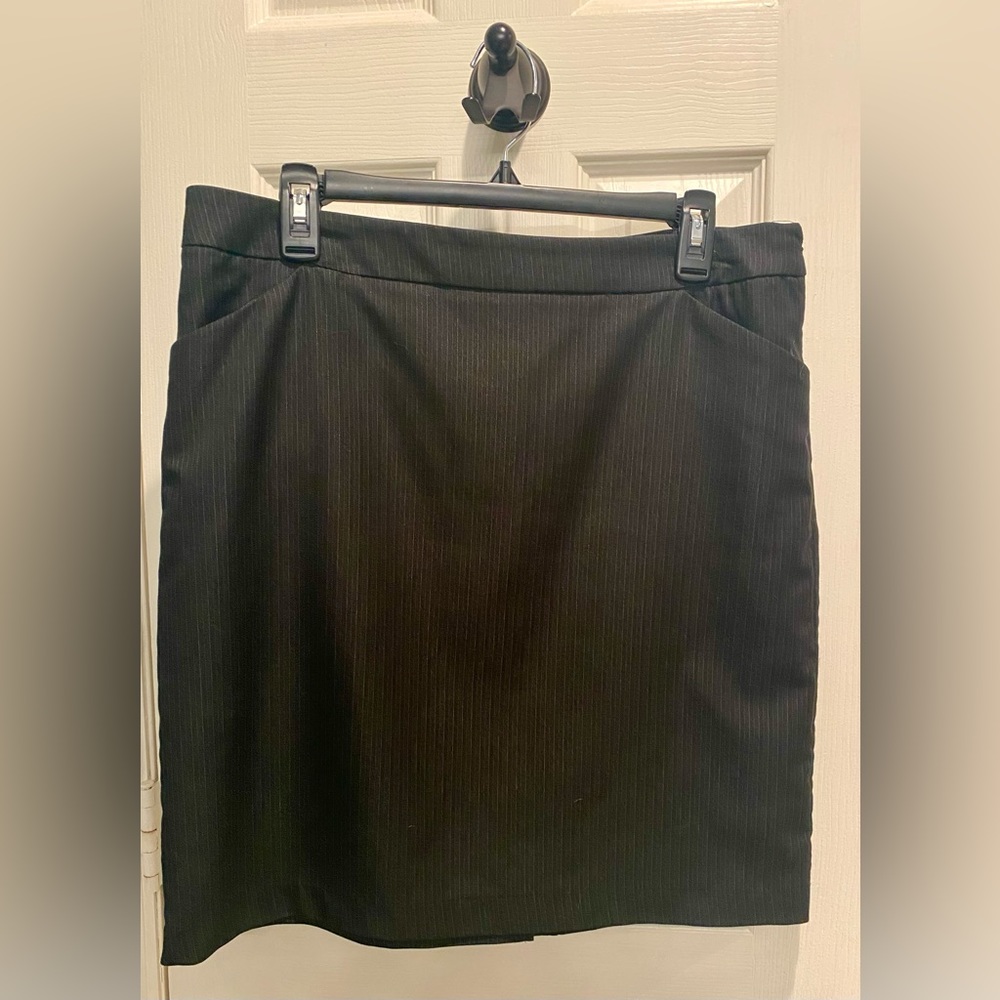 NY&Co sz 10 gray pinstripe pencil skirt GUC